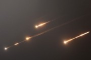 五夫白莲伊朗以导弹齐射回应以色列的大规模袭击