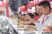 五夫白莲“嗦粉”经济火热 中国多地“食力”出圈