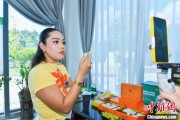 五夫白莲泰国主播品三亚榴莲：“尝到了家乡味”