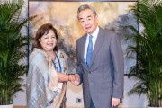 五夫白莲王毅会见尼泊尔外长阿祖