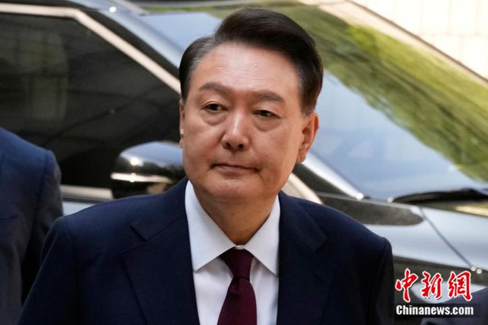 当地时间2025年5月12日，韩国首尔，因被控策划叛乱而受到审判的前(😣)总统尹锡悦抵达首尔中央地方法院。图/视觉中国